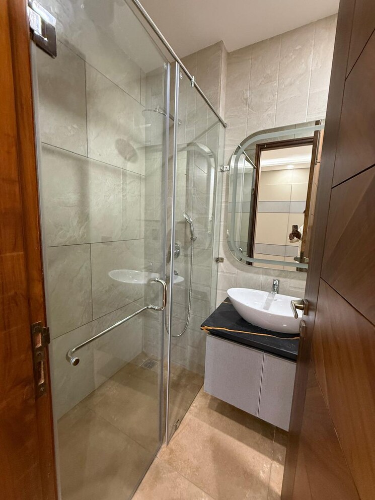 Bathroom, kalkaji 3 Bedroom 2000 Sq.Ft. Builder Floor In Kalkaji Delhi 9305130