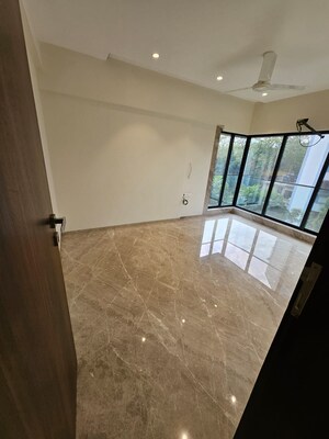 Room in 2 BHK Apartment at Pebbles Marina, Santacruz West – for Sale