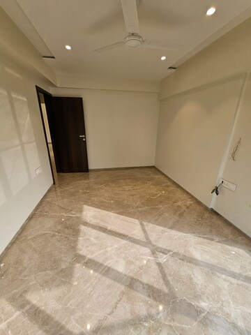Room in 2 BHK Apartment at Pebbles Marina, Santacruz West – for Sale