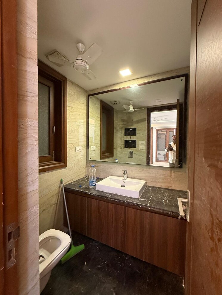 Bathroom, hauz khas 3 Bedroom 2100 Sq.Ft. Builder Floor In Hauz Khas Delhi 9305233