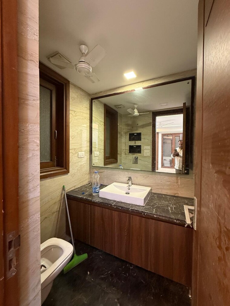 Bathroom, hauz khas 3 Bedroom 2100 Sq.Ft. Builder Floor In Hauz Khas Delhi 9305233