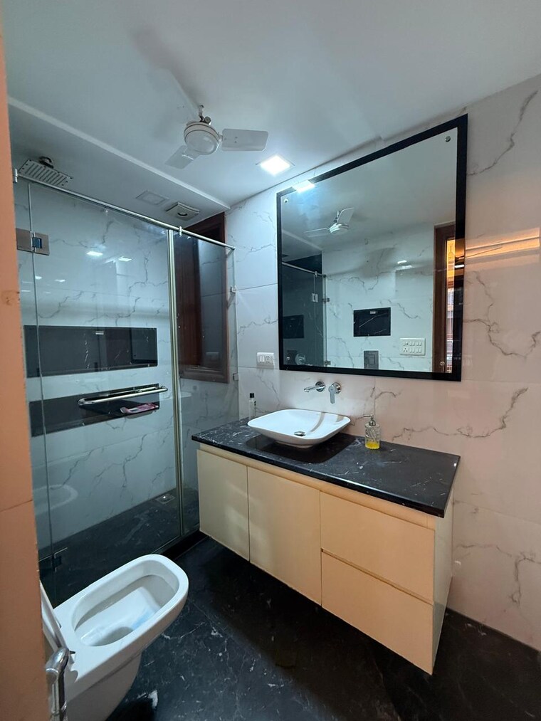 Bathroom, hauz khas 3 Bedroom 2100 Sq.Ft. Builder Floor In Hauz Khas Delhi 9305233