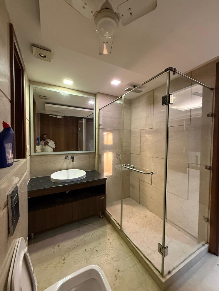 Bathroom, hauz khas 3 Bedroom 2100 Sq.Ft. Builder Floor In Hauz Khas Delhi 9305233