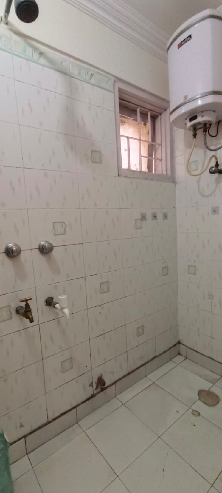 Bathroom, vasant kunj 1 Bedroom 550 Sq.Ft. Apartment In Vasant Kunj Delhi 9305260