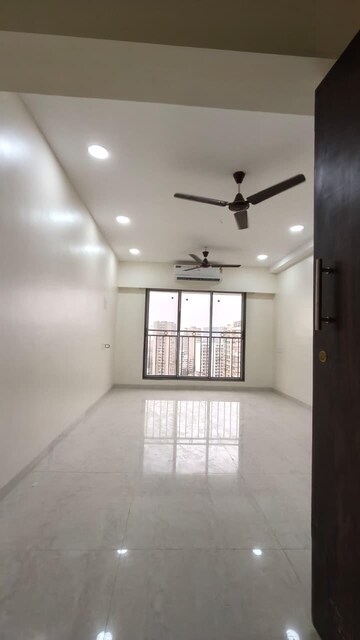 Room in 2 BHK Apartment at Eskay Venture Itus, Andheri West – for Rent
