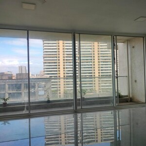 Room in 3 BHK Apartment at Seven Bungalow, Andheri West – for Rent