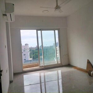 Room in 3 BHK Apartment at Seven Bungalow, Andheri West – for Rent