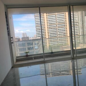 Room in 3 BHK Apartment at Seven Bungalow, Andheri West – for Rent