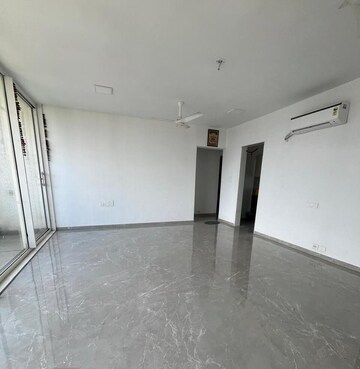 Room in 3 BHK Apartment at Seven Bungalow, Andheri West – for Rent
