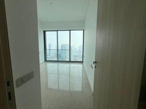 Room in 4 BHK Apartment at Prabhadevi – for Rent