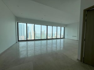 Room in 4 BHK Apartment at Prabhadevi – for Rent