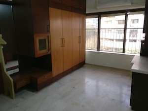 Room in 4 BHK Apartment at Prabhadevi CHS, Prabhadevi – for Rent