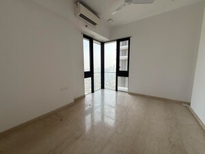 Room in 3 BHK Apartment at Worli – for Rent