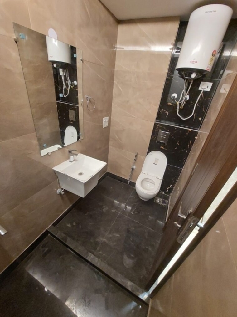 Attached Bathroom, kalkaji 2 Bedroom 1000 Sq.Ft. Builder Floor In Kalkaji Delhi 9305477