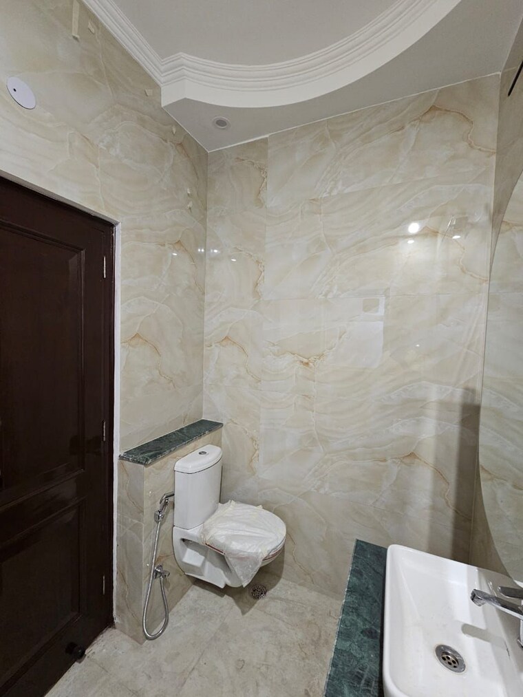 Bathroom, veera-safdarjung-enclave 3 Bedroom 1600 Sq.Ft. Builder Floor In Safdarjung Enclave Delhi 9305483