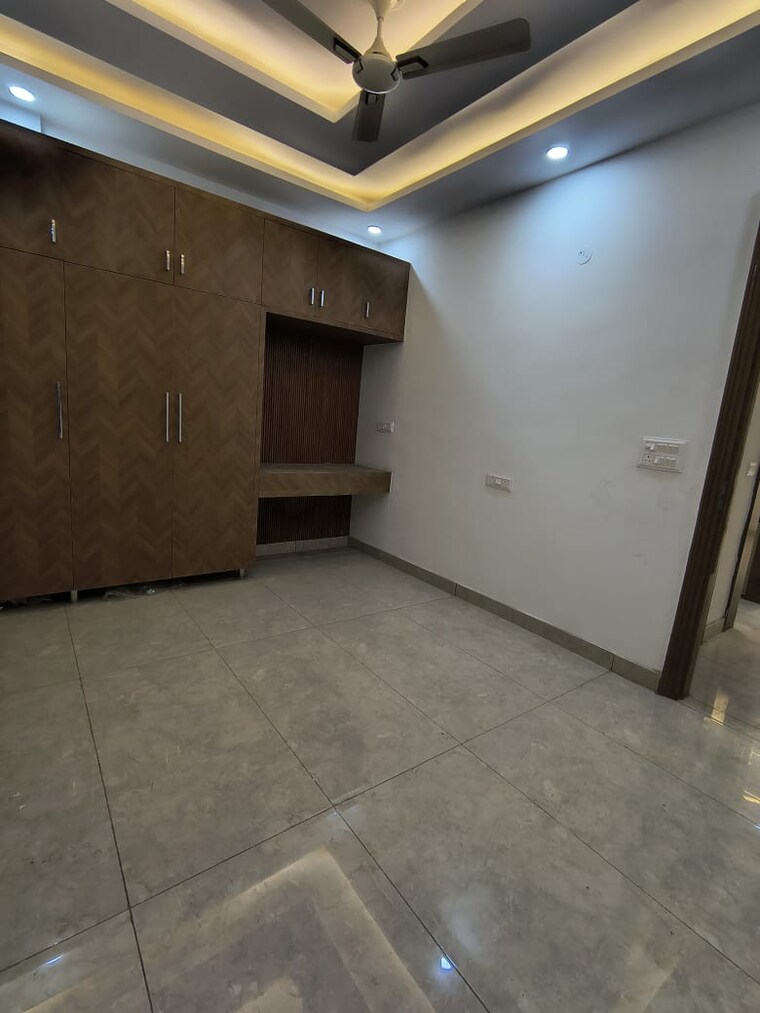 Room, sector 73 4 Bedroom 1600 Sq.Ft. Builder Floor In Sector 73 Noida 9305542