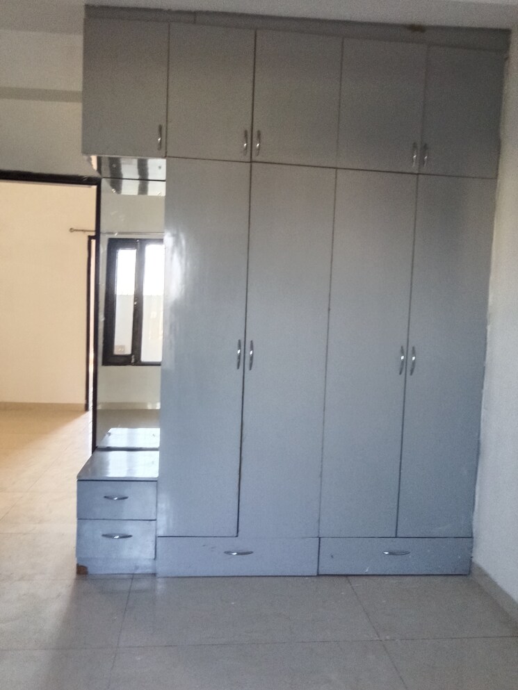 Room, dhakoli 3 Bedroom 122 Sq.Yd. Apartment In Dhakoli Zirakpur 9305570