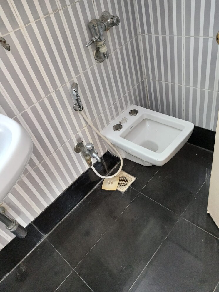 Bathroom, rna-hills 2 Bedroom 1050 Sq.Ft. Apartment In Andheri East Mumbai 9305583