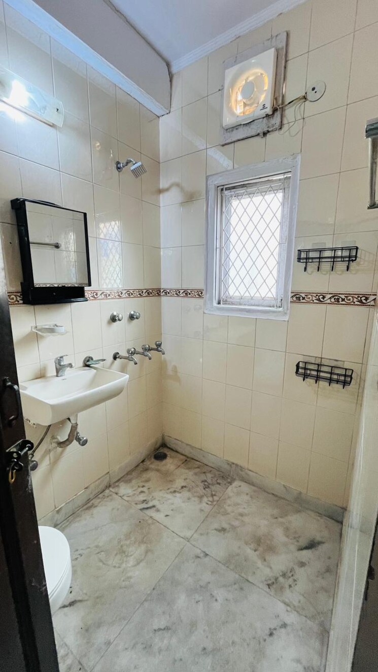 Bathroom, kalkaji 2 Bedroom 1200 Sq.Ft. Builder Floor In Kalkaji Delhi 9305627