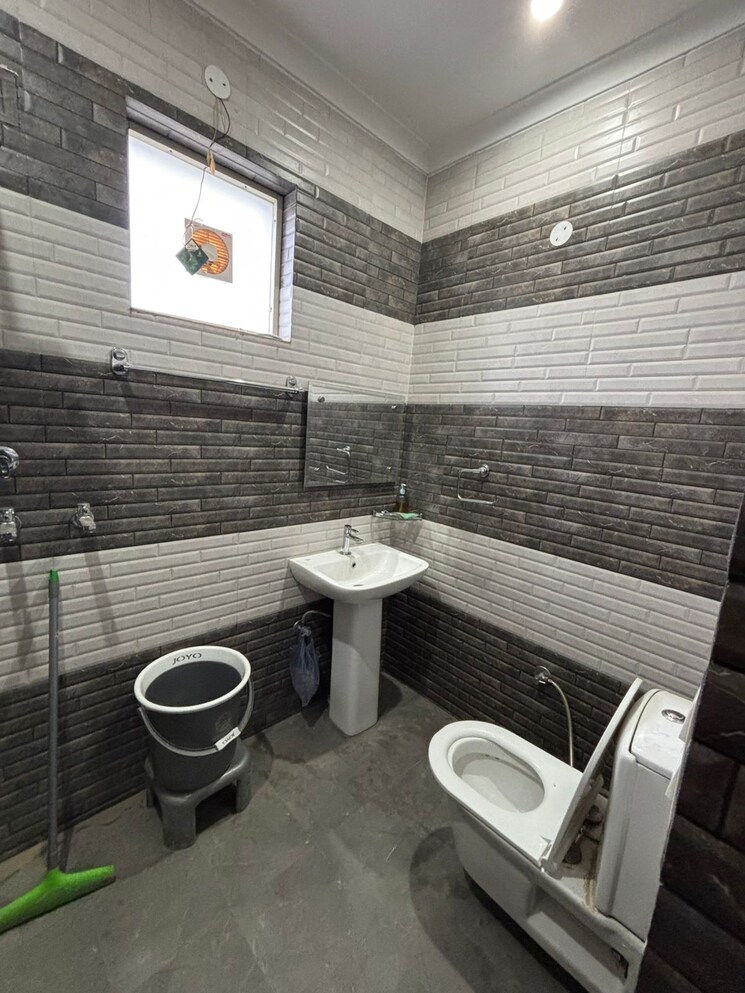 Bathroom, sushma-green-vista 2 Bedroom 1150 Sq.Ft. Apartment In Ghazipur Zirakpur 9305700
