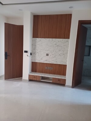 Room in 3 BHK Builder Floor at RPS Palm Drive, Sector 88 – for Rent