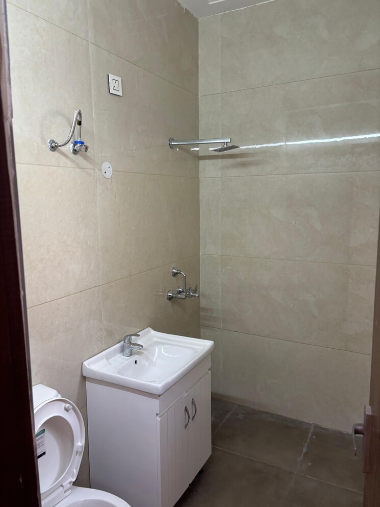 Bathroom, oasis-green 3 Bedroom 1368 Sq.Ft. Apartment In Patiala Road Zirakpur 9305733