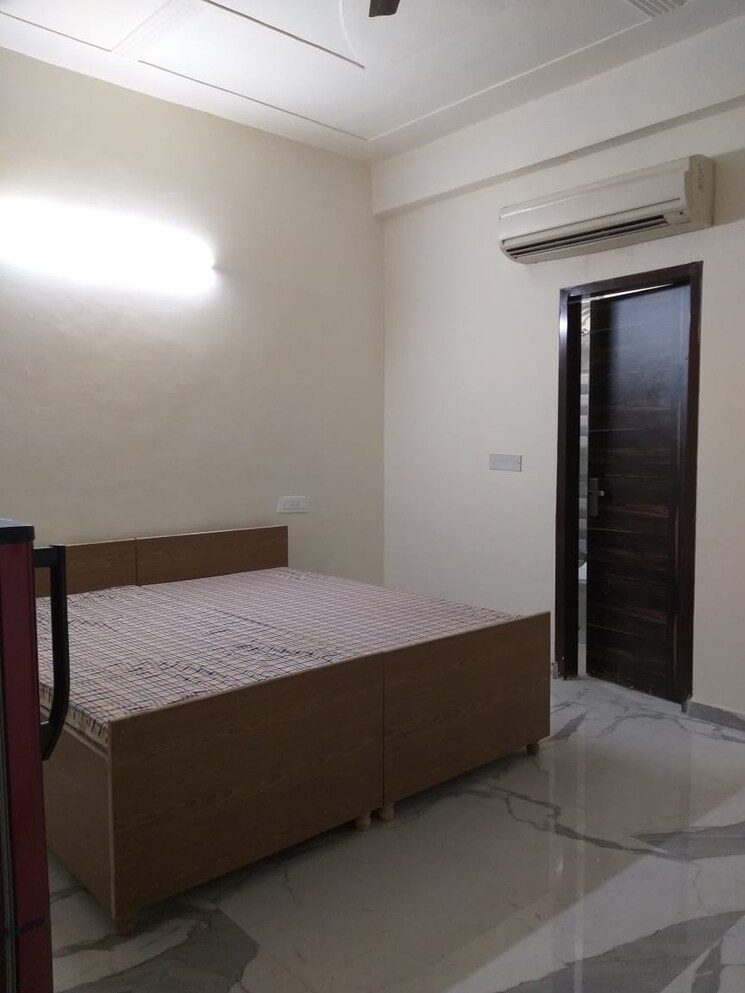 Room, silver-city-extention 1 RK 700 Sq.Ft. Apartment In Vip Road Zirakpur 9305730