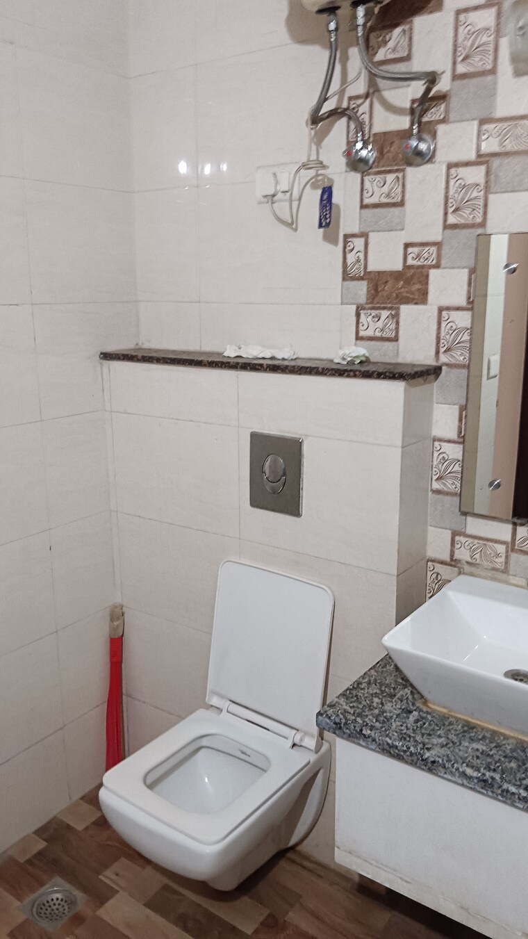 Bathroom, sector 45 3 Bedroom 1550 Sq.Ft. Builder Floor In Sector 45 Gurgaon 9305813