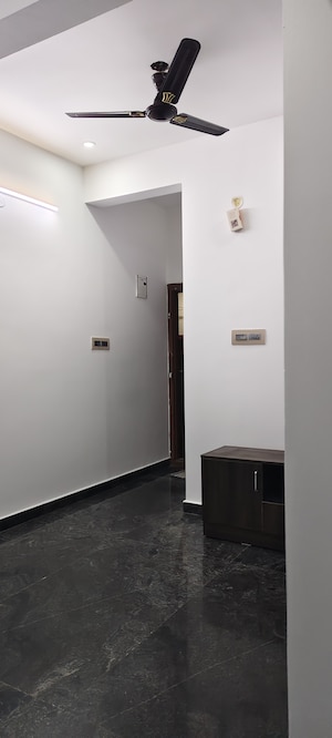 Room in 2 BHK Builder Floor at Halasuru – for Rent