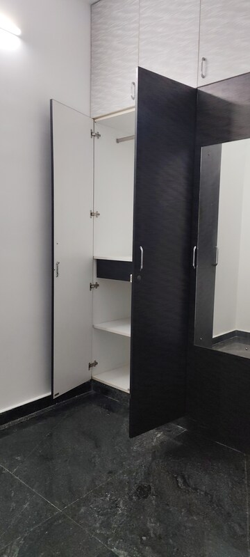 Room in 2 BHK Builder Floor at Halasuru – for Rent