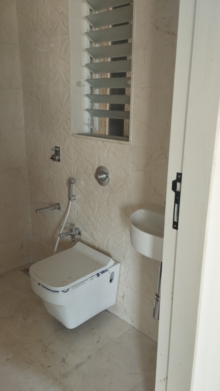 Bathroom, isd-maple-heights 2 Bedroom 665 Sq.Ft. Apartment In Agripada Mumbai 9305962