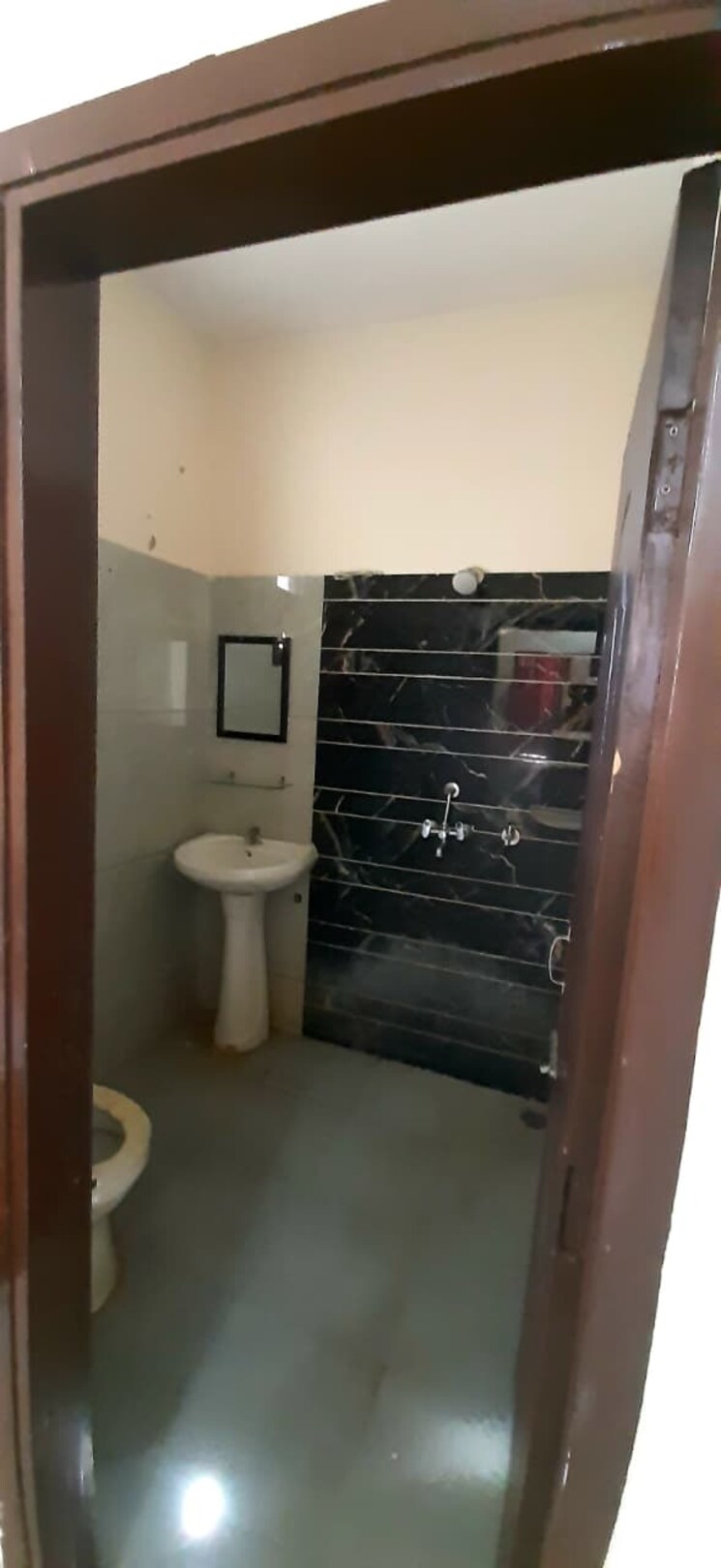 Bathroom, greater mohali 1 Bedroom 585 Sq.Ft. Apartment In Greater Mohali Mohali 9306083