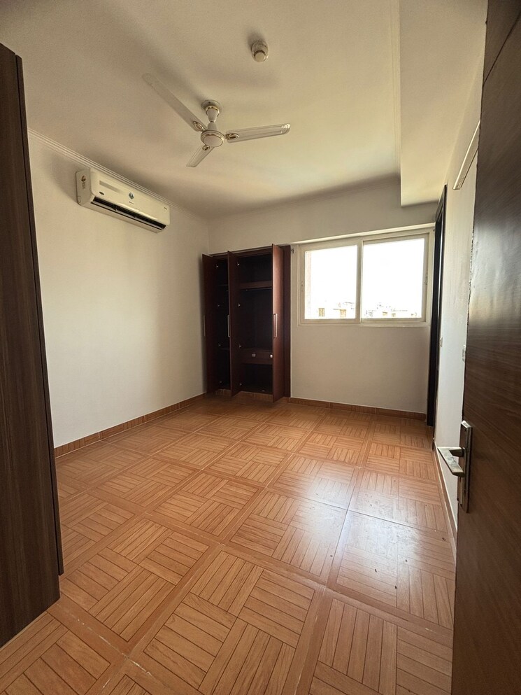 Room, landcraft-golf-links 3 Bedroom 1450 Sq.Ft. Apartment In Pandav Nagar Ghaziabad 9306058