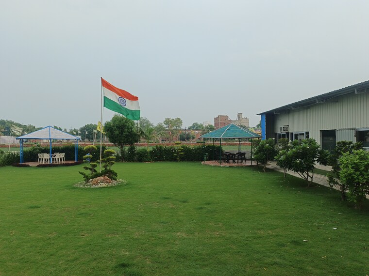 Garden, sector 18 yamuna expressway  200 Sq.Yd. Plot In Sector 18 Yamuna Expressway Greater Noida 9306169