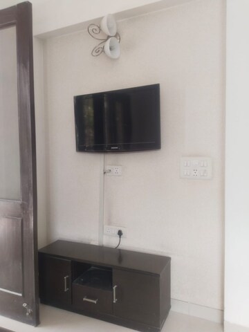 Furnished Amenities in 2.5 BHK Builder Floor at Unitech South City 1, South City 1 – for Rent