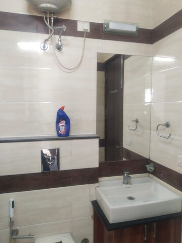 Bathroom in 2.5 BHK Builder Floor at Unitech South City 1, South City 1 – for Rent