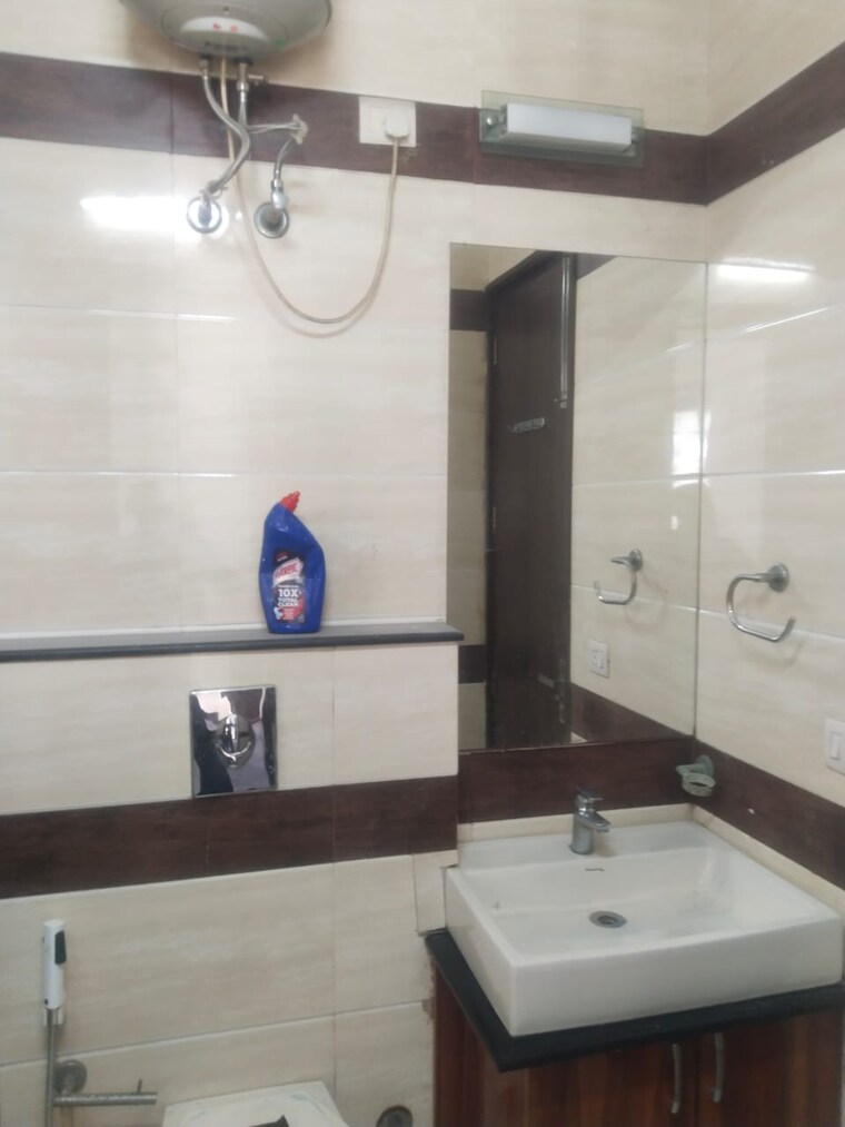 Bathroom, unitech-south-city-1 2.5 Bedroom 1900 Sq.Ft. Builder Floor In South City 1 Gurgaon 9306194