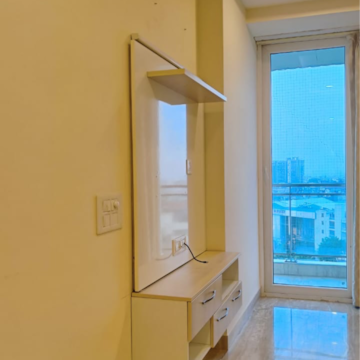 Room in 3.5 BHK Apartment at Ambience Tivertone, Sector 50 – for Rent