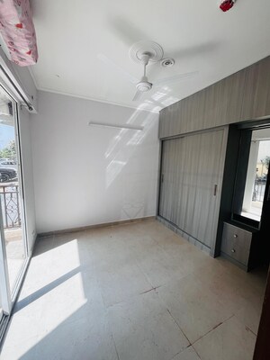 Room in 2 BHK Apartment at Signature Global Prime, Sector 63a – for Rent