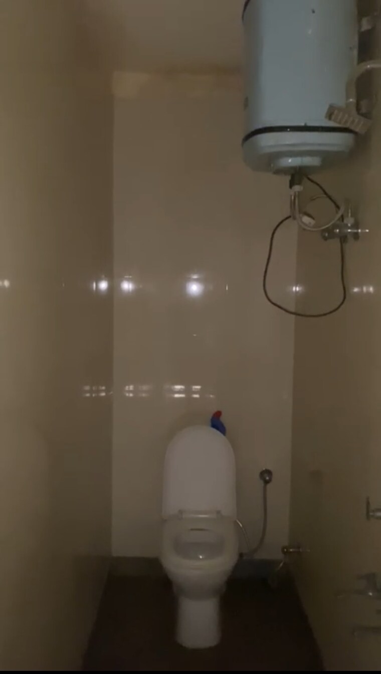 Bathroom, mayur-bagh-apartments 1 RK 300 Sq.Ft. Apartment In Paschim Vihar Delhi 9306303