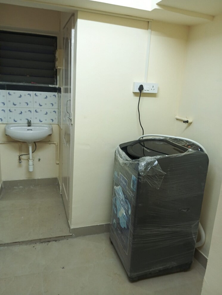 Bathroom, shreeniwas-tower 1 Bedroom 300 Sq.Ft. Apartment In Lower Parel Mumbai 9306384