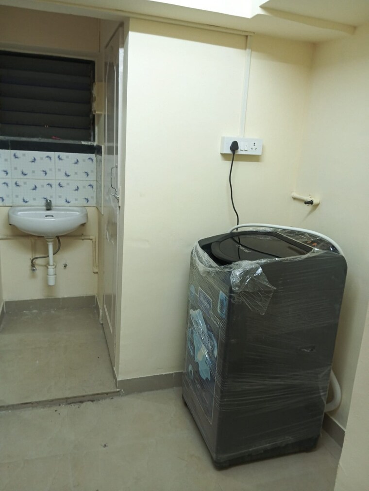 Bathroom, shreeniwas-tower 1 Bedroom 300 Sq.Ft. Apartment In Lower Parel Mumbai 9306384