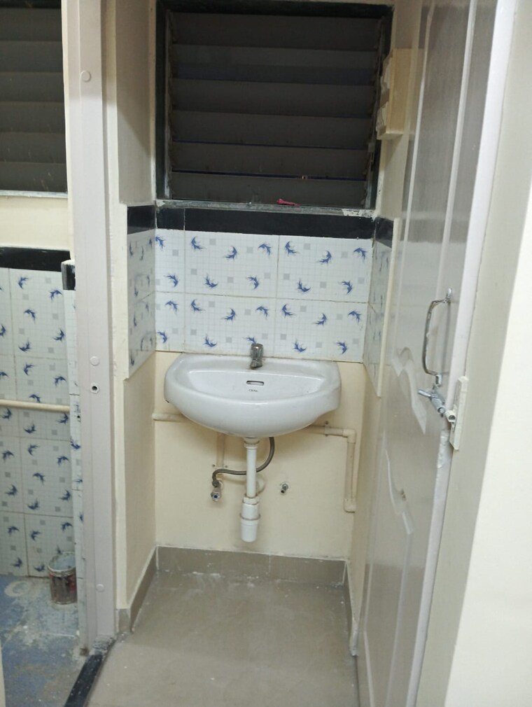 Bathroom, shreeniwas-tower 1 Bedroom 300 Sq.Ft. Apartment In Lower Parel Mumbai 9306384
