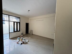 Room in 2.5 BHK Builder Floor at Sushant Lok ii – for Rent