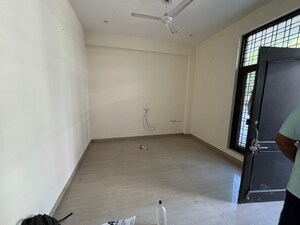 Room in 2.5 BHK Builder Floor at Sushant Lok ii – for Rent