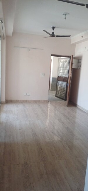 Room in 2 BHK Apartment at Amrapali Golf Homes, Sector 4 Greater Noida – for Rent