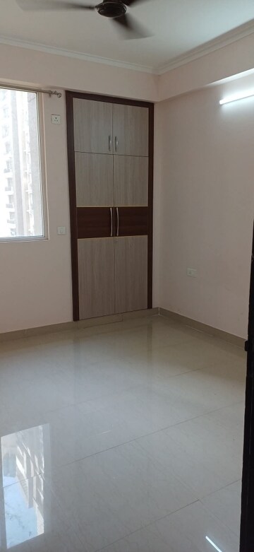 Room in 2 BHK Apartment at Amrapali Golf Homes, Sector 4 Greater Noida – for Rent
