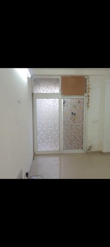 Room in 3 BHK Apartment at Mahagun Mywoods, Sector 16c Greater Noida – for Rent