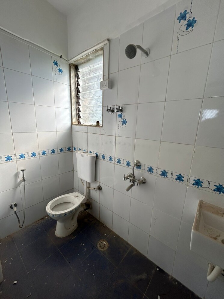 Bathroom, ghodbunder road 3 Bedroom 900 Sq.Ft. Apartment In Ghodbunder Road Thane 9306428