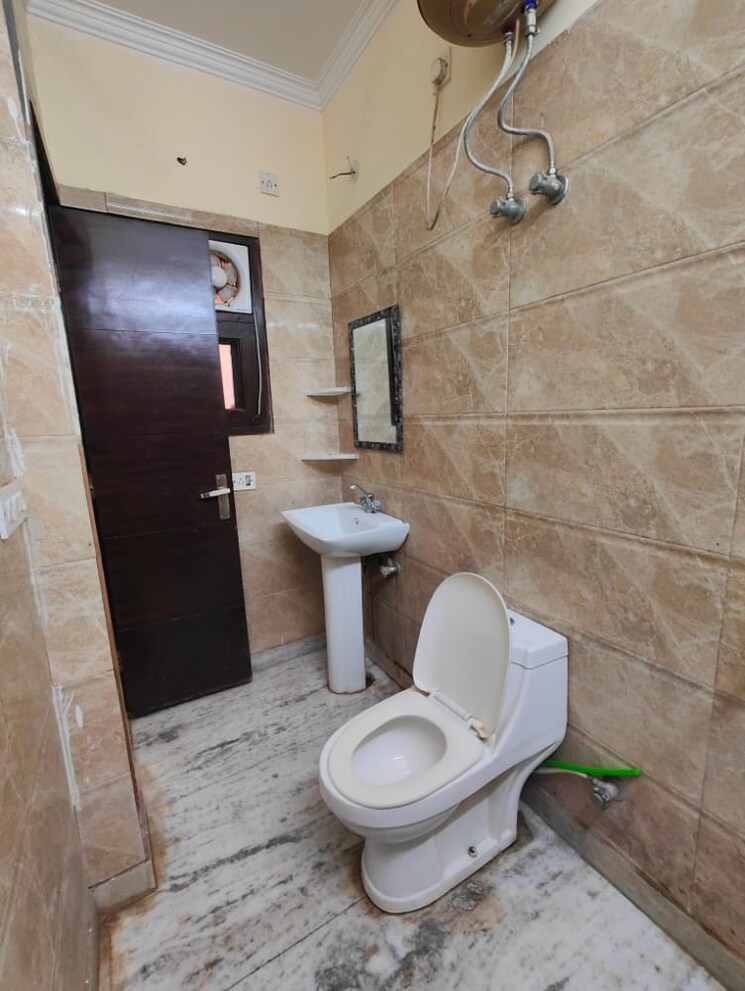 Bathroom, sushant lok ii 1 Bedroom 70 Sq.Yd. Builder Floor In Sushant Lok ii Gurgaon 9306441